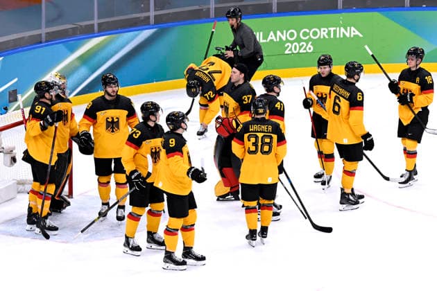 GRUBAUER Philipp Torwart Team GER mit SEIDER Moritz und MUELLER Moritz Eishockey Viertelfinale Spiel SVK - Deutschland Olympics - Olympische Winterspiele 2026 Mailand - Cortina 06 - 22 Februar 2026 in Italien am 18.02.2026 in Mailand *** GRUBAUER Philipp Goalkeeper Team GER with SEIDER Moritz and MUELLER Moritz Ice Hockey Quarterfinal Match SVK Germany Olympics Olympic Winter Games 2026 Milan Cortina 06 February 22, 2026 in Italy on February 18, 2026 in Milan Copyright: xx