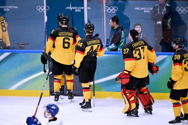 Team GER ausgeschieden Eishockey Viertelfinale Spiel SVK - Deutschland Olympics - Olympische Winterspiele 2026 Mailand - Cortina 06 - 22 Februar 2026 in Italien am 18.02.2026 in Mailand *** Team GER eliminated ice hockey quarterfinals match SVK Germany Olympics Olympic Winter Games 2026 Milan Cortina 06 February 22, 2026 in Italy on February 18, 2026 in Milan Copyright: xx
