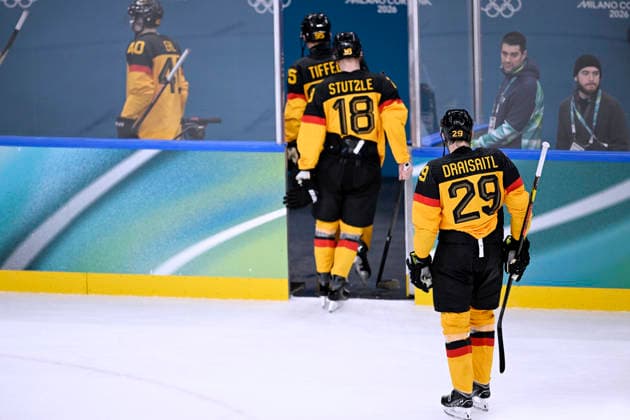 DRAISAITL Leon Team GER ausgeschieden Eishockey Viertelfinale Spiel SVK - Deutschland Olympics - Olympische Winterspiele 2026 Mailand - Cortina 06 - 22 Februar 2026 in Italien am 18.02.2026 in Mailand *** DRAISAITL Leon Team GER eliminated ice hockey quarterfinal match SVK Germany Olympics Olympic Winter Games 2026 Milan Cortina 06 February 22, 2026 in Italy on February 18, 2026 in Milan Copyright: xx
