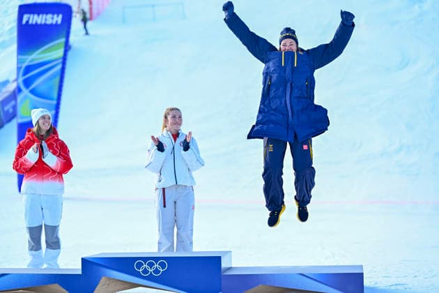 CORTINA, ITALIEN 20260218 Sveriges Anna Swenn-Larsson tar emot sin bronsmedalj efter damernas slalom i Cortina under vinter-OS i Milano Cortina, Italien. Camille Rast, Schweiz, tog silver och USA:s Mikaela Shiffrin knep guldet. *** Bilden ingar i SPORTPAKET. För övriga BETALBILD *** CORTINA ITALIEN x10050x *** CORTINA, ITALY 20260218 Swedens Anna Swenn Larsson receives her bronze medal after the womens slalom in Cortina during the Winter Olympics in Milan Cortina, Italy Camille Rast, Switzerland, took silver and USAs Mikaela Shiffrin took the gold The picture is in the SPORTPAKET For other PAYPICTURE CORTINA ITALY x10050x  Copyright: xPontusxLundahl TTx OS 2026 ALPINT DAMERNAS SLALOM
