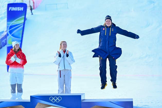 CORTINA, ITALIEN 20260218 Sveriges Anna Swenn-Larsson tar emot sin bronsmedalj efter damernas slalom i Cortina under vinter-OS i Milano Cortina, Italien. Camille Rast, Schweiz, tog silver och USA:s Mikaela Shiffrin knep guldet. *** Bilden ingar i SPORTPAKET. För övriga BETALBILD *** CORTINA ITALIEN x10050x *** CORTINA, ITALY 20260218 Swedens Anna Swenn Larsson receives her bronze medal after the womens slalom in Cortina during the Winter Olympics in Milan Cortina, Italy Camille Rast, Switzerland, took silver and USAs Mikaela Shiffrin took the gold The picture is in the SPORTPAKET For other PAYPICTURE CORTINA ITALY x10050x  Copyright: xPontusxLundahl TTx OS 2026 ALPINT DAMERNAS SLALOM