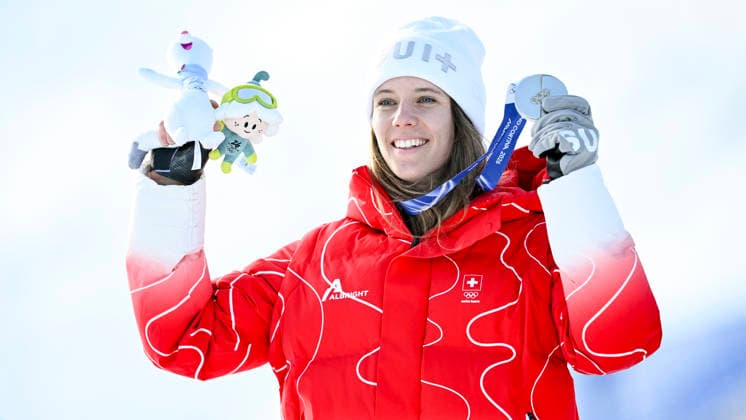 OLYMPICS - Winter Olympic Games, Olympische Spiele, Olympia, OS Milano Cortina 2026 CORTINA D AMPEZZO,ITALY,18.FEB.26 - OLYMPICS, ALPINE SKIING - Winter Olympic Games Milano Cortina 2026, slalom, women, medal ceremony. Image shows the rejoicing of Camille Rast (SUI). Keywords: medal, mascot.  GEPAxpictures xAlexanderxSolc