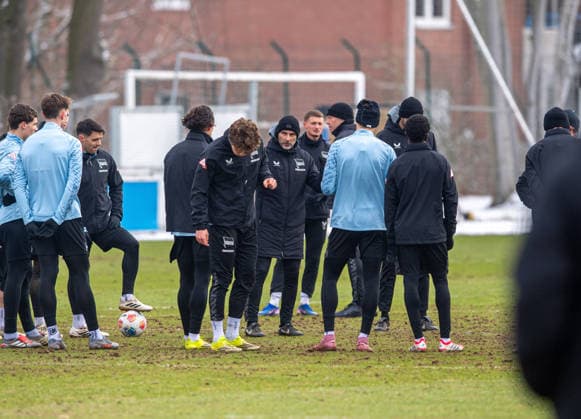 Fussball, Herren, Saison 2025 26, 2. Bundesliga, Hertha BSC, Training, Trainer Stefan Leitl (Hertha BSC) spricht im Kreis, 18.02. 2026,