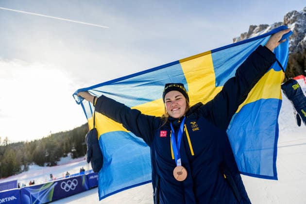 260218 Anna Swenn Larsson of Sweden celebrates with her bronze medal after third place in women s alpine skiing slalom during day 12 of the 2026 Winter Olympics on February 18, 2026 in Cortina. Photo: Joel Marklund BILDBYRAN kod JM JM0797 bbeng alpint alpine skiing Olympic Games, Olympische Spiele, Olympia, OS olympics winter olympics os ol olympiska spel vinter-os olympiske leker milano cortina 2026 milan cortina 2026 milano cortina 2026 olympic games milano cortina 2026 winter olympic games milano cortina-os milano cortina-ol vinter-ol slalam dam sweden sverige jubel bronze brons *** 260218 Anna Swenn Larsson of Sweden celebrates with her bronze medal after third place in women s alpine skiing slalom during day 12 of the 2026 Winter Olympics on February 18, 2026 in Cortina Photo Joel Marklund BILDBYRAN kod JM JM0797 bbeng alpint alpine skiing olympic games olympics winter olympics os ol olympiska spel vinter os olympiske leker milano cortina 2026 milan cortina 2026 milano cortina 2026 olympic games milano cortina 2026 winter olympic games milano cortina os milano cortina ol vinter ol slalam dam sweden sverige jubel bronze brons  Copyright: JOELxMARKLUND BB260218JM192