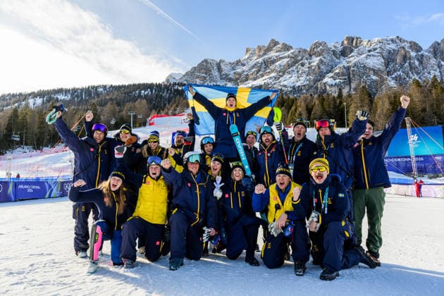 260218 Team Sweden with Anna Swenn Larsson of Sweden celebrate Annas bronze medal after third place in women s alpine skiing slalom during day 12 of the 2026 Winter Olympics on February 18, 2026 in Cortina. Photo: Joel Marklund BILDBYRAN kod JM JM0797 bbeng alpint alpine skiing Olympic Games, Olympische Spiele, Olympia, OS olympics winter olympics os ol olympiska spel vinter-os olympiske leker milano cortina 2026 milan cortina 2026 milano cortina 2026 olympic games milano cortina 2026 winter olympic games milano cortina-os milano cortina-ol vinter-ol slalam dam sweden sverige jubel bronze brons *** 260218 Team Sweden with Anna Swenn Larsson of Sweden celebrate Annas bronze medal after third place in women s alpine skiing slalom during day 12 of the 2026 Winter Olympics on February 18, 2026 in Cortina Photo Joel Marklund BILDBYRAN kod JM JM0797 bbeng alpint alpine skiing olympic games olympics winter olympics os ol olympiska spel vinter os olympiske leker milano cortina 2026 milan cortina 2026 milano cortina 2026 olympic games milano cortina 2026 winter olympic games milano cortina os milano cortina ol vinter ol slalam dam sweden sverige jubel bronze brons  Copyright: JOELxMARKLUND BB260218JM194