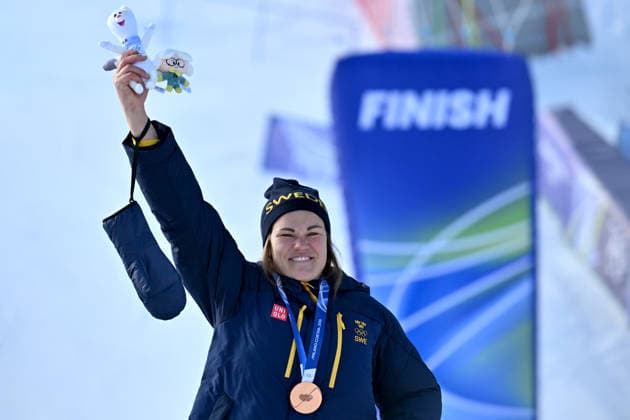 Cortina d Ampezzo, Italy, February 18th 2026. Third place and Bronze medal Anna Swenn Larsson of Sweden celebrate in podium after the Alpine Skiing Womens Slalom race of the Olympic Winter games, Winterspiele,Spiele, Summer games 2026 in Cortina d Ampezzo, Italy. (Photo by Igor Kupljenik Sports Press Photo)  Copyright: xIgorxKupljenikx xSPPx Sportspressphoto_SPR94105