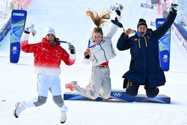 Cortina d Ampezzo, Italy, February 18th 2026. First place and Gold medal Mikaela Shiffrin of United States of America (C), Second place and Silver medal Camille Rast of Switzerland (L) and Third place and Bronze medal Anna Swenn Larsson of Sweden (R) celebrate in podium after the Alpine Skiing Womens Slalom race of the Olympic Winter games, Winterspiele,Spiele, Summer games 2026 in Cortina d Ampezzo, Italy. (Photo by Igor Kupljenik Sports Press Photo)  Copyright: xIgorxKupljenikx xSPPx Sportspressphoto_SPR94111