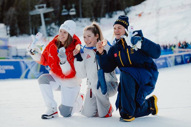 OLYMPICS - Winter Olympic Games, Olympische Spiele, Olympia, OS Milano Cortina 2026 CORTINA D AMPEZZO,ITALY,18.FEB.26 - OLYMPICS, ALPINE SKIING - Winter Olympic Games Milano Cortina 2026, slalom, women, medal ceremony. Image shows the rejoicing of Paula Moltzan (USA), Mikaela Shiffrin (USA) and Anna Swenn Larsson (SWE). Keywords: medal  GEPAxpictures xAlexanderxSolc