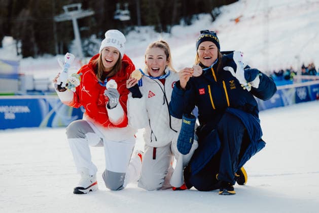 OLYMPICS - Winter Olympic Games, Olympische Spiele, Olympia, OS Milano Cortina 2026 CORTINA D AMPEZZO,ITALY,18.FEB.26 - OLYMPICS, ALPINE SKIING - Winter Olympic Games Milano Cortina 2026, slalom, women, medal ceremony. Image shows the rejoicing of Paula Moltzan (USA), Mikaela Shiffrin (USA) and Anna Swenn Larsson (SWE). Keywords: medal  GEPAxpictures xAlexanderxSolc