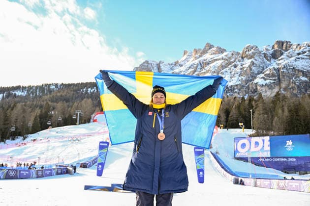 CORTINA, ITALIEN 20260218 Sveriges Anna Swenn-Larsson med sin bronsmedalj efter damernas slalom i Cortina under vinter-OS i Milano Cortina, Italien. *** Bilden ingar i SPORTPAKET. För övriga BETALBILD *** CORTINA ITALIEN x10050x *** CORTINA, ITALY 20260218 Swedens Anna Swenn Larsson with her bronze medal after the womens slalom in Cortina during the Winter Olympics in Milan Cortina, Italy Picture in SPORTPAKET For others PAYPICTURE CORTINA ITALY x10050x  Copyright: xPontusxLundahl TTx OS 2026 ALPINT DAMERNAS SLALOM