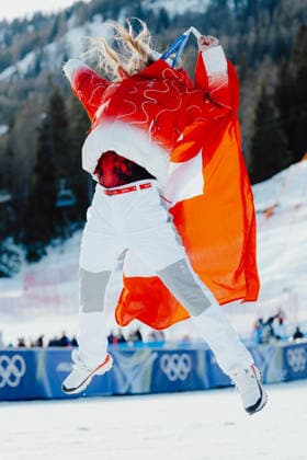 OLYMPICS - Winter Olympic Games, Olympische Spiele, Olympia, OS Milano Cortina 2026 CORTINA D AMPEZZO,ITALY,18.FEB.26 - OLYMPICS, ALPINE SKIING - Winter Olympic Games Milano Cortina 2026, slalom, women, medal ceremony. Image shows the rejoicing of Camille Rast (SUI). Keywords: medal  GEPAxpictures xAlexanderxSolc