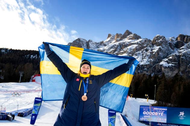 CORTINA, ITALIEN 20260218 Sveriges Anna Swenn Larsson firar sitt brons efter medaljceremonin i Cortina under vinter-OS i Milano Cortina. CORTINA ITALIEN x10050x *** CORTINA, ITALY 20260218 Swedens Anna Swenn Larsson celebrates her bronze medal after the medal ceremony in Cortina during the Milan Winter Olympics Cortina CORTINA ITALY x10050x  Copyright: xPontusxLundahl TTx OS 2026 - ALPIN DAMER SLALOM