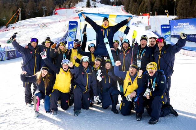 CORTINA, ITALIEN 20260218 Sveriges Anna Swenn Larsson firar sitt brons tillsammans med det svenska teamet efter medaljceremonin i Cortina under vinter-OS i Milano Cortina. CORTINA ITALIEN x10050x *** CORTINA, ITALY 20260218 Swedens Anna Swenn Larsson celebrates her bronze medal with the Swedish team after the medal ceremony in Cortina during the Milan Winter Olympics Cortina CORTINA ITALY x10050x  Copyright: xPontusxLundahl TTx OS 2026 - ALPIN DAMER SLALOM
