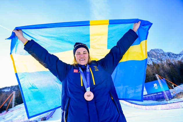 CORTINA, ITALIEN 20260218 Sveriges Anna Swenn-Larsson med sin bronsmedalj efter damernas slalom i Cortina under vinter-OS i Milano Cortina, Italien. *** Bilden ingar i SPORTPAKET. För övriga BETALBILD *** CORTINA ITALIEN x10050x *** CORTINA, ITALY 20260218 Swedens Anna Swenn Larsson with her bronze medal after the womens slalom in Cortina during the Winter Olympics in Milan Cortina, Italy Picture in SPORTPAKET For others PAYPICTURE CORTINA ITALY x10050x  Copyright: xPontusxLundahl TTx OS 2026 ALPINT DAMERNAS SLALOM