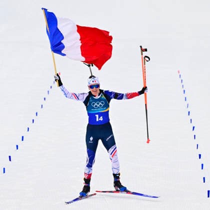 ANTERSELVA, ITALIEN 20260218 Frankrikes Julia Simon haller flaggan i topp när hon tar guld med sitt stafettlag i damernas skidskyttestafett, 4x6 km, under vinter-OS i Anterselva, Italien. *** Bilden ingar i SPORTPAKET. För övriga BETALBILD *** ANTERSELVA ITALIEN x10030x *** ANTERSELVA, ITALY 20260218 Frances Julia Simon holds the flag high as she takes gold with her relay team in the womens biathlon 4x6 km relay during the Winter Olympics in Anterselva, Italy Picture in SPORT PACKAGE For others PAY PICTURE ANTERSELVA ITALY x10030x  Copyright: xJonasxEkströmer TTx OS 2026 SKIDSKYTTESTAFETT DAMER