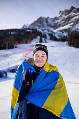 260218 Anna Swenn Larsson of Sweden poses with her bronze medal and a Swedish flag after women s alpine skiing slalom during day 12 of the 2026 Winter Olympics on February 18, 2026 in Cortina. Photo: Joel Marklund BILDBYRAN kod JM JM0797 bbeng alpint alpine skiing Olympic Games, Olympische Spiele, Olympia, OS olympics winter olympics os ol olympiska spel vinter-os olympiske leker milano cortina 2026 milan cortina 2026 milano cortina 2026 olympic games milano cortina 2026 winter olympic games milano cortina-os milano cortina-ol vinter-ol slalam dam Sverige OS-brons brons medalj bronsmedalj *** 260218 Anna Swenn Larsson of Sweden poses with her bronze medal and a Swedish flag after women s alpine skiing slalom during day 12 of the 2026 Winter Olympics on February 18, 2026 in Cortina Photo Joel Marklund BILDBYRAN kod JM JM0797 bbeng alpine alpine skiing olympic games olympics winter olympics os ol olympiska spel vinter os olympiske leker milano cortina 2026 milan cortina 2026 milano cortina 2026 olympic games milano cortina 2026 winter olympic games milano cortina os milano cortina ol vinter ol slalam dam Sverige OS brons brons medalj bronsmedalj  Copyright: JOELxMARKLUND BB260218JM233
