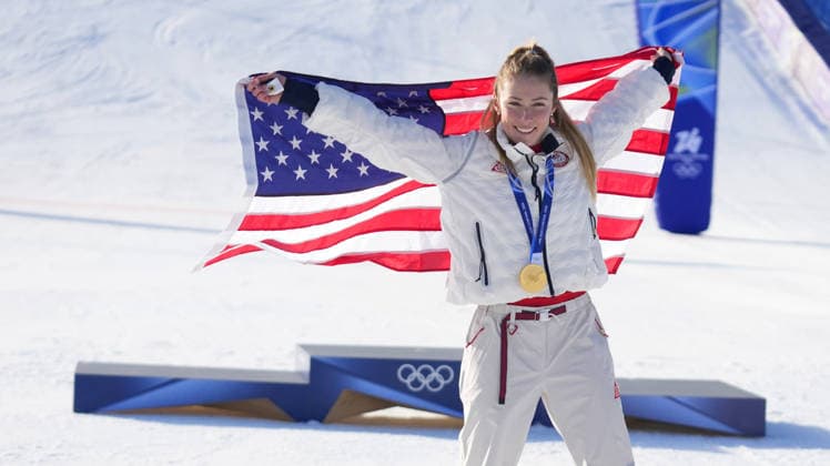 Foto IPP Gio Auletta Pentaphoto Cortina D Ampezzo 18 02 2026 Olimpiadi Invernali Olimpiade Giochi Olimpici Milano-Cortina 2026 Sci Alpino Slalom Speciale Femminile nella foto Mikaela Shiffrin vincitrice della medaglia d oro e del titolo di campionessa olimpica mentre sventola la bandiera degli stati uniti italy ITALY  Copyright: xR4924_italyphotopressx