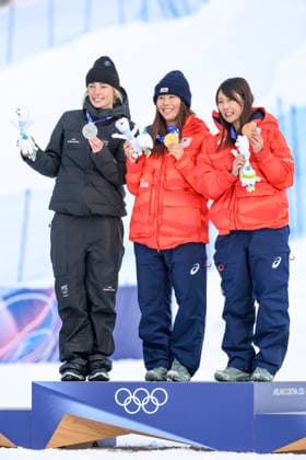 OLYMPICS - Winter Olympic Games, Olympische Spiele, Olympia, OS Milano Cortina 2026 LIVIGNO,ITALY,18.FEB.26 - OLYMPICS, SNOWBOARD - Winter Olympic Games Milano Cortina 2026, slopestyle, women, final, medal ceremony. Image shows the rejoicing of Zoi Sadowski Synnott (NZL), Mari Fukada (JPN) and Kokomo Murase (JPN). Keywords: medal, mascot.  GEPAxpictures xWolfgangxGrebien