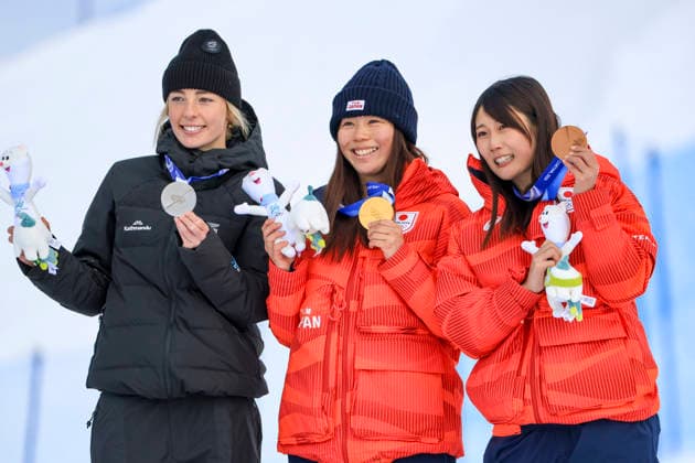 OLYMPICS - Winter Olympic Games, Olympische Spiele, Olympia, OS Milano Cortina 2026 LIVIGNO,ITALY,18.FEB.26 - OLYMPICS, SNOWBOARD - Winter Olympic Games Milano Cortina 2026, slopestyle, women, final, medal ceremony. Image shows the rejoicing of Zoi Sadowski Synnott (NZL), Mari Fukada (JPN) and Kokomo Murase (JPN). Keywords: medal, mascot.  GEPAxpictures xWolfgangxGrebien