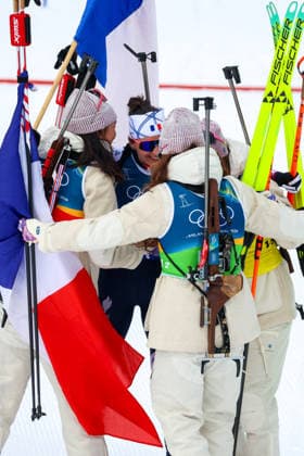 Antholz, Italien 18. Februar 2026: Biathlon Staffel 4 x 6 km Frauen - Olympia 2026 Im Bild: Camille Bened (FRA), Lou Jeanmonnot (FRA), Oceane Michelon (FRA) und Julia Simon (FRA) feiern den Sieg und Gold also Olympiasiegerinnen im Zielbereich. Anterselva Biathlon Arena *** Antholz, Italy 18 February 2026 Biathlon relay 4 x 6 km women Olympic Games 2026 In the picture Camille Bened FRA , Lou Jeanmonnot FRA , Oceane Michelon FRA and Julia Simon FRA celebrate the victory and gold medal in the finish area Anterselva Biathlon Arena Copyright: xFotostandx xHettichx