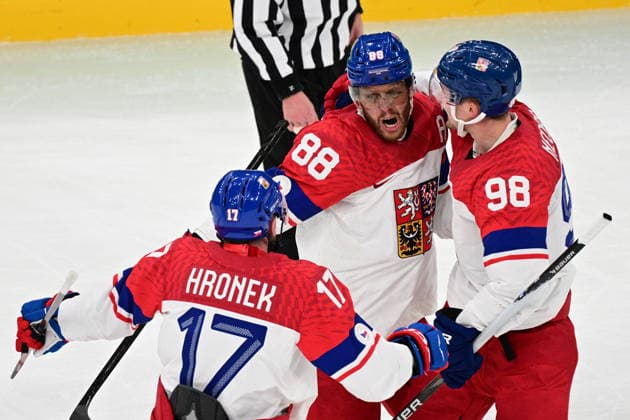 XXV Winter Olympic Games, Olympische Spiele, Olympia, OS in Milan, Italy, on February 18, 2026. Men s Ice hockey, Eishockey preliminary round playoffs, Czech Republic vs. Canada. David Pastrnak of Czech Republic (centre) celebrates second goal with hockey players of Czech Team. (CTKxPhoto MichalxKamaryt) CTKPhotoP2026021808192  CTKPhotoP2026021808192