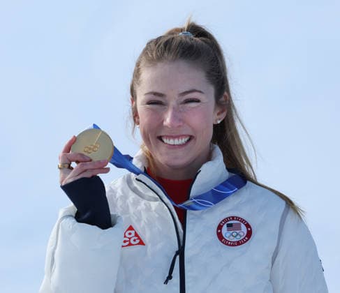 USA s Mikaela Shiffrin holds her gold medal after winning the Women s Slalom at the 2026 Winter Olympics in Cortina, Italy on Wednesday February 18, 2026. Switzerland won Silver and Sweden won Bronze.  OLY20260218650a HUGOxPHILPOTT