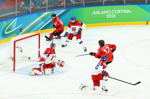 February 18, 2026, Milan, Lombardy, Italy: MACKLIN CELEBRINI 17 of Canada shoots and scores his side s first goal Quarterfinal game between Team Canada (CAN) and Team Czechia (CZE) at the Milano Cortina 2026 Olympic Games, Olympische Spiele, Olympia, OS Milan Italy - ZUMAc179 20260218_oly_c179_025 Copyright: xMickaelxChavetx