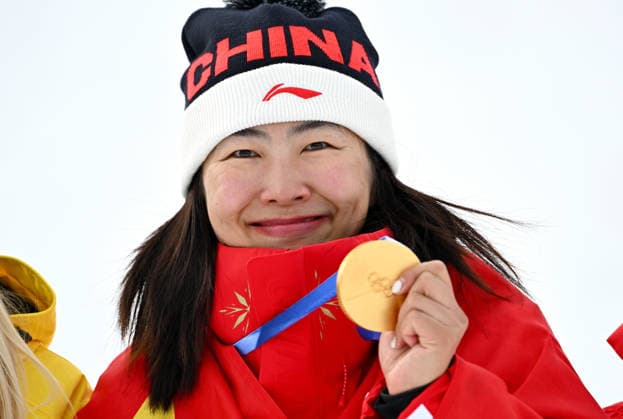(260218) -- LIVIGNO, Feb. 18, 2026 -- Gold medalist Xu Mengtao of China displays her medal during the awarding ceremony for the freestyle skiing women s aerials at the Milan-Cortina 2026 Olympic Winter games, Winterspiele,Spiele, Summer games in Livigno, Italy, Feb. 18, 2026. ) (MICO2026)ITALY-LIVIGNO-OLYMPIC WINTER GAMES-FREESTYLE SKIING-WOMEN S AERIALS-FINAL ZhangxHongxiang 