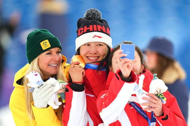 (260218) -- LIVIGNO, Feb. 18, 2026 -- Gold medalist Xu Mengtao (C) of China, silver medalist Danielle Scott of Australia and bronze medalist Shao Qi of China pose for a selfie during the awarding ceremony for the freestyle skiing women s aerials at the Milan-Cortina 2026 Olympic Winter games, Winterspiele,Spiele, Summer games in Livigno, Italy, Feb. 18, 2026. ) (MICO2026)ITALY-LIVIGNO-OLYMPIC WINTER GAMES-FREESTYLE SKIING-WOMEN S AERIALS-FINAL WuxHuiwo 