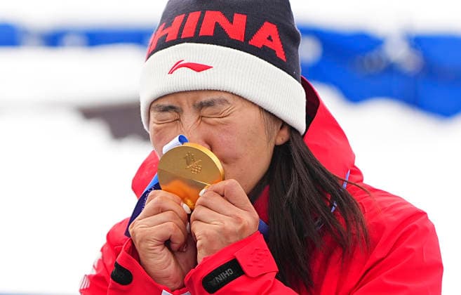 (260218) -- LIVIGNO, Feb. 18, 2026 -- Gold medalist Xu Mengtao of China kisses her medal during the awarding ceremony for the freestyle skiing women s aerials at the Milan-Cortina 2026 Olympic Winter games, Winterspiele,Spiele, Summer games in Livigno, Italy, Feb. 18, 2026. ) (MICO2026)ITALY-LIVIGNO-OLYMPIC WINTER GAMES-FREESTYLE SKIING-WOMEN S AERIALS-FINAL WuxHuiwo 