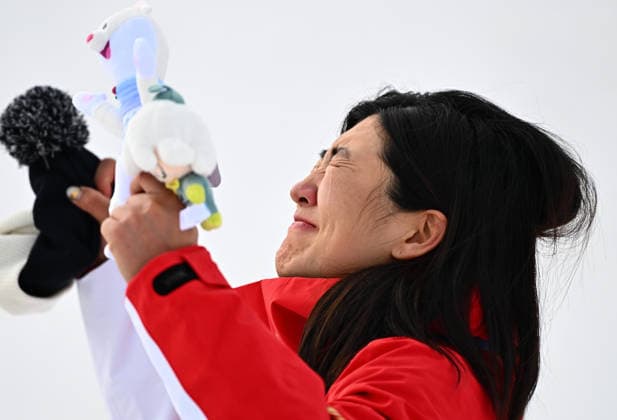 (260218) -- LIVIGNO, Feb. 18, 2026 -- Gold medalist Xu Mengtao of China reacts during the awarding ceremony for the freestyle skiing women s aerials at the Milan-Cortina 2026 Olympic Winter games, Winterspiele,Spiele, Summer games in Livigno, Italy, Feb. 18, 2026. ) (MICO2026)ITALY-LIVIGNO-OLYMPIC WINTER GAMES-FREESTYLE SKIING-WOMEN S AERIALS-FINAL ZhangxHongxiang 