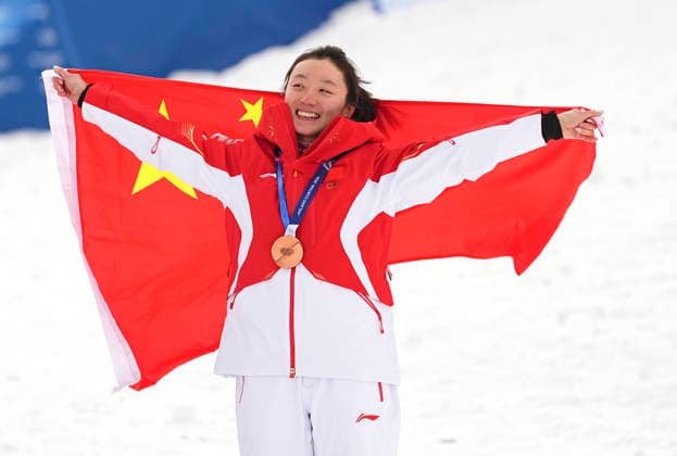(260218) -- LIVIGNO, Feb. 18, 2026 -- Bronze medalist Shao Qi of China poses during the awarding ceremony for the freestyle skiing women s aerials at the Milan-Cortina 2026 Olympic Winter games, Winterspiele,Spiele, Summer games in Livigno, Italy, Feb. 18, 2026. ) (MICO2026)ITALY-LIVIGNO-OLYMPIC WINTER GAMES-FREESTYLE SKIING-WOMEN S AERIALS-FINAL WuxHuiwo 