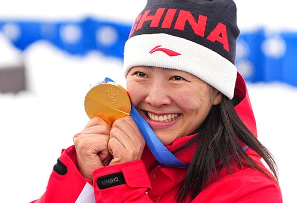 (260218) -- LIVIGNO, Feb. 18, 2026 -- Gold medalist Xu Mengtao of China displays her medal during the awarding ceremony for the freestyle skiing women s aerials at the Milan-Cortina 2026 Olympic Winter games, Winterspiele,Spiele, Summer games in Livigno, Italy, Feb. 18, 2026. ) (MICO2026)ITALY-LIVIGNO-OLYMPIC WINTER GAMES-FREESTYLE SKIING-WOMEN S AERIALS-FINAL WuxHuiwo 