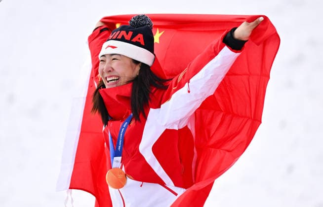 (260218) -- LIVIGNO, Feb. 18, 2026 -- Gold medalist Xu Mengtao of China reacts during the awarding ceremony for the freestyle skiing women s aerials at the Milan-Cortina 2026 Olympic Winter games, Winterspiele,Spiele, Summer games in Livigno, Italy, Feb. 18, 2026. ) (MICO2026)ITALY-LIVIGNO-OLYMPIC WINTER GAMES-FREESTYLE SKIING-WOMEN S AERIALS-FINAL ZhangxHongxiang 
