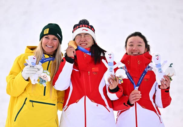 (260218) -- LIVIGNO, Feb. 18, 2026 -- Gold medalist Xu Mengtao (C) of China, silver medalist Danielle Scott (L) of Australia and bronze medalist Shao Qi of China pose during the awarding ceremony for the freestyle skiing women s aerials at the Milan-Cortina 2026 Olympic Winter games, Winterspiele,Spiele, Summer games in Livigno, Italy, Feb. 18, 2026. ) (MICO2026)ITALY-LIVIGNO-OLYMPIC WINTER GAMES-FREESTYLE SKIING-WOMEN S AERIALS-FINAL ZhangxHongxiang 
