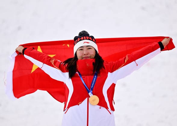 (260218) -- LIVIGNO, Feb. 18, 2026 -- Gold medalist Xu Mengtao of China reacts during the awarding ceremony for the freestyle skiing women s aerials at the Milan-Cortina 2026 Olympic Winter games, Winterspiele,Spiele, Summer games in Livigno, Italy, Feb. 18, 2026. ) (MICO2026)ITALY-LIVIGNO-OLYMPIC WINTER GAMES-FREESTYLE SKIING-WOMEN S AERIALS-FINAL ZhangxHongxiang 