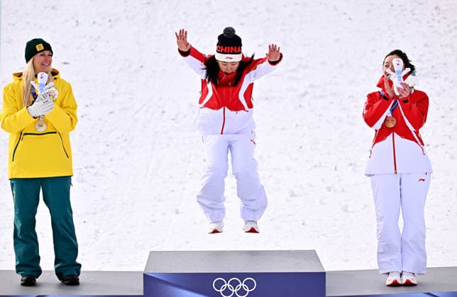 (260218) -- LIVIGNO, Feb. 18, 2026 -- Gold medalist Xu Mengtao (C) of China reacts during the awarding ceremony for the freestyle skiing women s aerials at the Milan-Cortina 2026 Olympic Winter games, Winterspiele,Spiele, Summer games in Livigno, Italy, Feb. 18, 2026. ) (MICO2026)ITALY-LIVIGNO-OLYMPIC WINTER GAMES-FREESTYLE SKIING-WOMEN S AERIALS-FINAL ZhangxHongxiang 