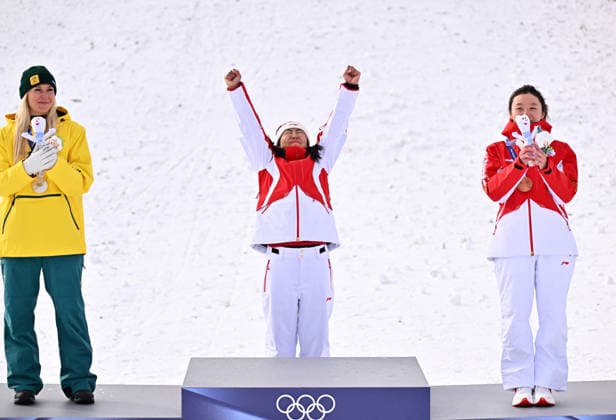 (260218) -- LIVIGNO, Feb. 18, 2026 -- Gold medalist Xu Mengtao (C) of China reacts during the awarding ceremony for the freestyle skiing women s aerials at the Milan-Cortina 2026 Olympic Winter games, Winterspiele,Spiele, Summer games in Livigno, Italy, Feb. 18, 2026. ) (MICO2026)ITALY-LIVIGNO-OLYMPIC WINTER GAMES-FREESTYLE SKIING-WOMEN S AERIALS-FINAL ZhangxHongxiang 