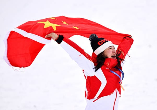(260218) -- LIVIGNO, Feb. 18, 2026 -- Gold medalist Xu Mengtao of China reacts during the awarding ceremony for the freestyle skiing women s aerials at the Milan-Cortina 2026 Olympic Winter games, Winterspiele,Spiele, Summer games in Livigno, Italy, Feb. 18, 2026. ) (MICO2026)ITALY-LIVIGNO-OLYMPIC WINTER GAMES-FREESTYLE SKIING-WOMEN S AERIALS-FINAL ZhangxHongxiang 