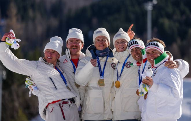 (260218) -- TESERO, Feb. 18, 2026 -- Gold medalists Einar Hedegart and Johannes Hoesflot Klaebo of Norway, silver medalists Ben Ogden and Gus Schumacher of the United States and bronze medalists Elia Barp and Federico Pellegrino of Italy pose during the awarding ceremony for the cross-country skiing men s team sprint free at the Milan-Cortina 2026 Olympic Winter games, Winterspiele,Spiele, Summer games in Tesero, Italy, Feb. 18, 2026. ) (MICO2026)ITALY-TESERO-OLYMPIC WINTER GAMES-CROSS-COUNTRY SKIING-MEN S TEAM SPRINT FREE PengxZiyang 