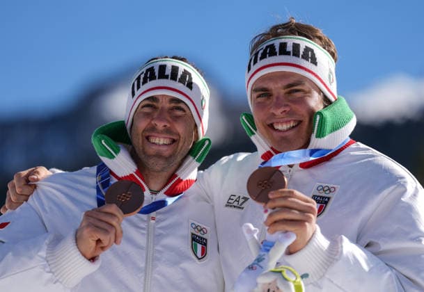 (260218) -- TESERO, Feb. 18, 2026 -- Bronze medalists Elia Barp and Federico Pellegrino of Italy pose during the awarding ceremony for the cross-country skiing men s team sprint free at the Milan-Cortina 2026 Olympic Winter games, Winterspiele,Spiele, Summer games in Tesero, Italy, Feb. 18, 2026. ) (MICO2026)ITALY-TESERO-OLYMPIC WINTER GAMES-CROSS-COUNTRY SKIING-MEN S TEAM SPRINT FREE PengxZiyang 