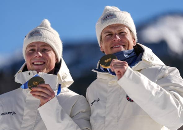 (260218) -- TESERO, Feb. 18, 2026 -- Gold medalists Einar Hedegart and Johannes Hoesflot Klaebo of Norway pose during the awarding ceremony for the cross-country skiing men s team sprint free at the Milan-Cortina 2026 Olympic Winter games, Winterspiele,Spiele, Summer games in Tesero, Italy, Feb. 18, 2026. ) (MICO2026)ITALY-TESERO-OLYMPIC WINTER GAMES-CROSS-COUNTRY SKIING-MEN S TEAM SPRINT FREE PengxZiyang 
