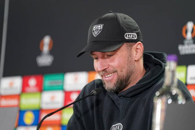 Sebastian Hoeness (Trainer, VfB Stuttgart) bei der Pressekonferenz vor dem Hinspiel der UEFA Europa League zwischen Celtic Glasgow FC und VfB Stuttgart in Glasgow, Schottland, am 18. Februar 2026. Copyright: xJOERANxSTEINSIEKx
