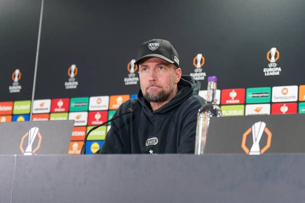 Sebastian Hoeness (Trainer, VfB Stuttgart) bei der Pressekonferenz vor dem Hinspiel der UEFA Europa League zwischen Celtic Glasgow FC und VfB Stuttgart in Glasgow, Schottland, am 18. Februar 2026. Mimik, Gesichtsausdruck Copyright: xJOERANxSTEINSIEKx