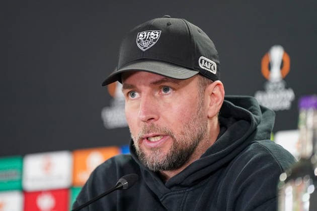 Sebastian Hoeness (Trainer, VfB Stuttgart) bei der Pressekonferenz vor dem Hinspiel der UEFA Europa League zwischen Celtic Glasgow FC und VfB Stuttgart in Glasgow, Schottland, am 18. Februar 2026. Mimik, Gesichtsausdruck Copyright: xJOERANxSTEINSIEKx
