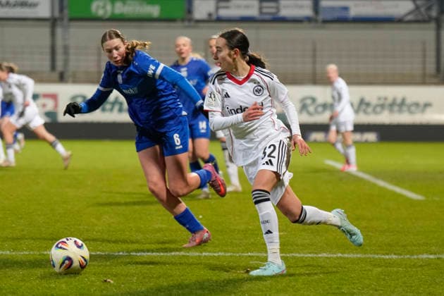 18.02.2026, Hänsch-Arena, Meppen, GER, 2.Frauen-Bundesliga. SV Meppen vs Eintr. Frankfurt II, FfM 32 und Laura Bröring (SV Meppen 6) DFL REGULATIONS PROHIBIT ANY USE OF PHOTOGRAPHS AS IMAGE SEQUENCES AND OR QUASI-VIDEO. Meppen Niedersachsen Deutschland Hänsch-Arena