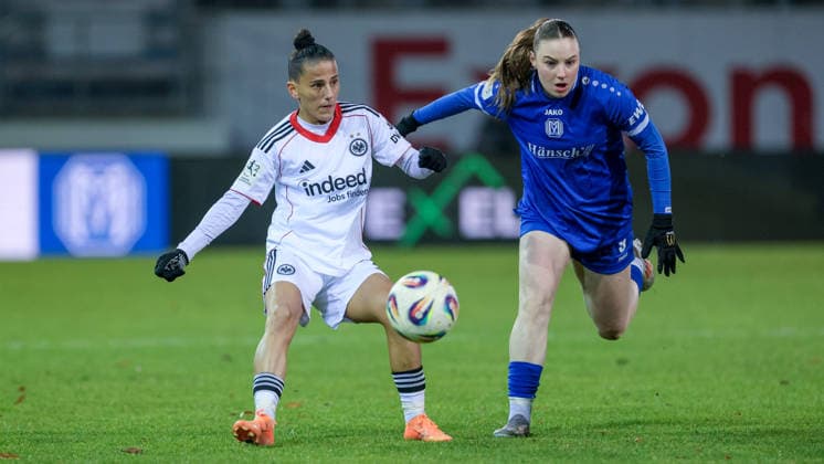 v.li.: Valentina Limani (Eintracht Frankfurt II, 9) und Marleen Kropp (SV Meppen, 9) im Zweikampf, Duell, Dynamik, Aktion, Action, Spielszene, DIE DFB-RICHTLINIEN UNTERSAGEN JEGLICHE NUTZUNG VON FOTOS ALS SEQUENZBILDER UND ODER VIDEOÄHNLICHE FOTOSTRECKEN. DFB REGULATIONS PROHIBIT ANY USE OF PHOTOGRAPHS AS IMAGE SEQUENCES AND OR QUASI-VIDEO., 18.02.2026, Meppen (Deutschland), Fussball, 2. Frauen-Bundesliga, SV Meppen - Eintracht Frankfurt II