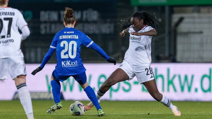 v.li.: Chantal Schouwstra (SV Meppen, 20) und Mira Arouna (Eintracht Frankfurt II, 28) im Zweikampf, Duell, Dynamik, Aktion, Action, Spielszene, DIE DFB-RICHTLINIEN UNTERSAGEN JEGLICHE NUTZUNG VON FOTOS ALS SEQUENZBILDER UND ODER VIDEOÄHNLICHE FOTOSTRECKEN. DFB REGULATIONS PROHIBIT ANY USE OF PHOTOGRAPHS AS IMAGE SEQUENCES AND OR QUASI-VIDEO., 18.02.2026, Meppen (Deutschland), Fussball, 2. Frauen-Bundesliga, SV Meppen - Eintracht Frankfurt II