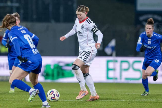 Tessa Zimmermann (Eintracht Frankfurt II, 27) am Ball, Einzelbild, Ganzkörper, Aktion, Action, Spielszene, DIE DFB-RICHTLINIEN UNTERSAGEN JEGLICHE NUTZUNG VON FOTOS ALS SEQUENZBILDER UND ODER VIDEOÄHNLICHE FOTOSTRECKEN. DFB REGULATIONS PROHIBIT ANY USE OF PHOTOGRAPHS AS IMAGE SEQUENCES AND OR QUASI-VIDEO., 18.02.2026, Meppen (Deutschland), Fussball, 2. Frauen-Bundesliga, SV Meppen - Eintracht Frankfurt II