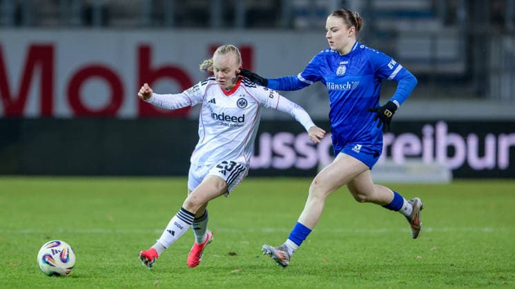 v.li.: Keira Bednorz (Eintracht Frankfurt II, 23) und Marleen Kropp (SV Meppen, 9) im Zweikampf, Duell, Dynamik, Aktion, Action, Spielszene, DIE DFB-RICHTLINIEN UNTERSAGEN JEGLICHE NUTZUNG VON FOTOS ALS SEQUENZBILDER UND ODER VIDEOÄHNLICHE FOTOSTRECKEN. DFB REGULATIONS PROHIBIT ANY USE OF PHOTOGRAPHS AS IMAGE SEQUENCES AND OR QUASI-VIDEO., 18.02.2026, Meppen (Deutschland), Fussball, 2. Frauen-Bundesliga, SV Meppen - Eintracht Frankfurt II